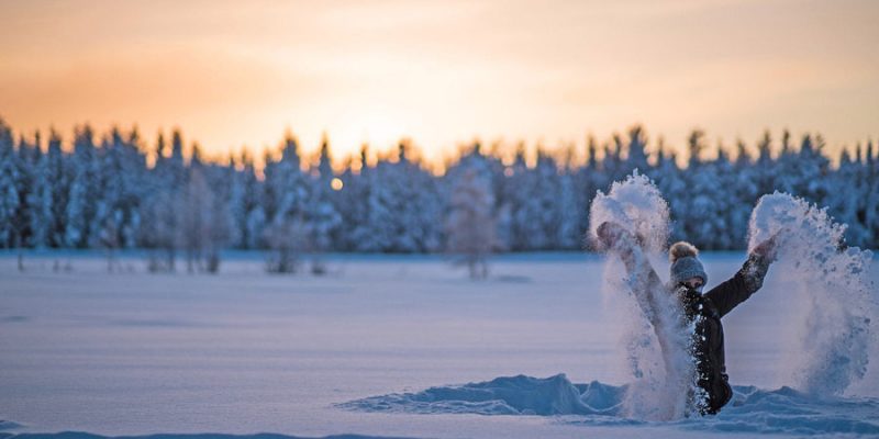 Dikke pakken sneeuw in winter wonderland in Zweden