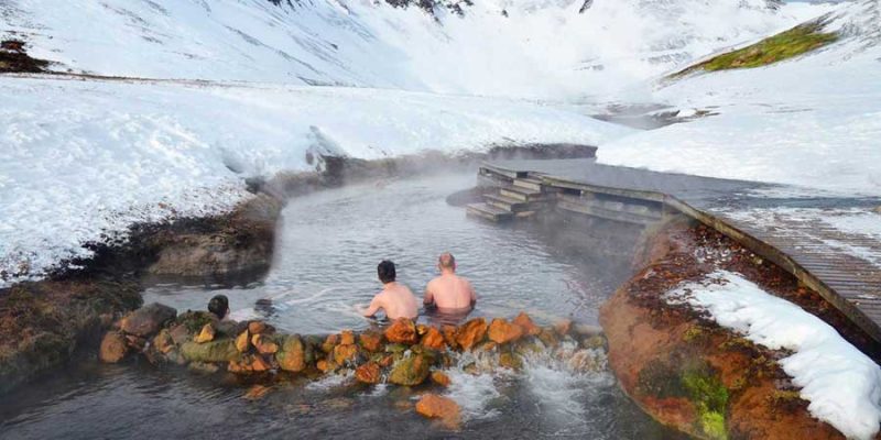 IJsland-baden-in-winterlandschap