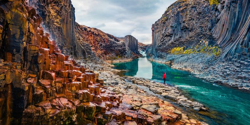 IJsland-in-de-zomer-Studlagil-Canyon