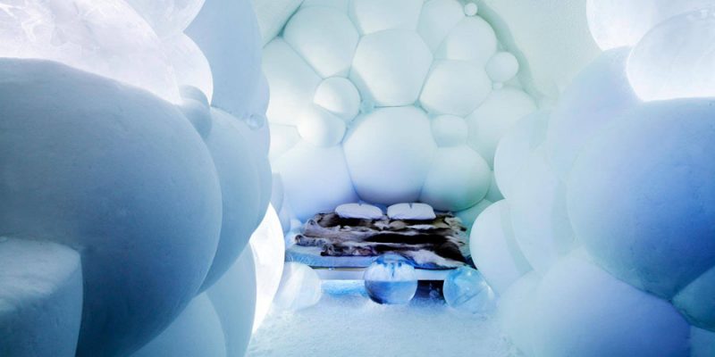 Prachtige ijskamer in het ICEhotel van Jukkasjarvi in Zweden