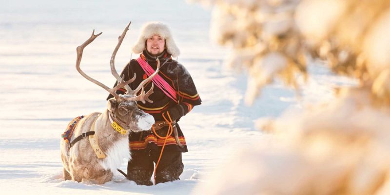 Sami-cultuur-Lapland-man-met-rendier-winter