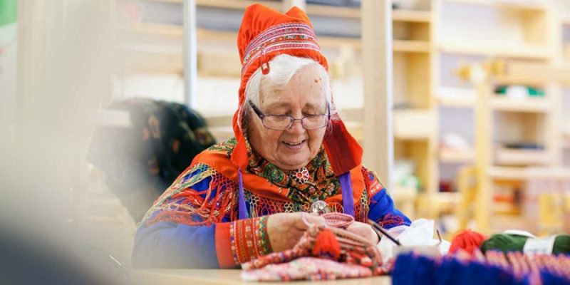 Sami-vrouw-met-handwerk-Lapland