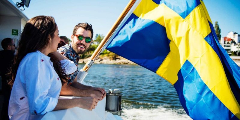 Stockholm-vrienden-bij-het-water-met-vlag
