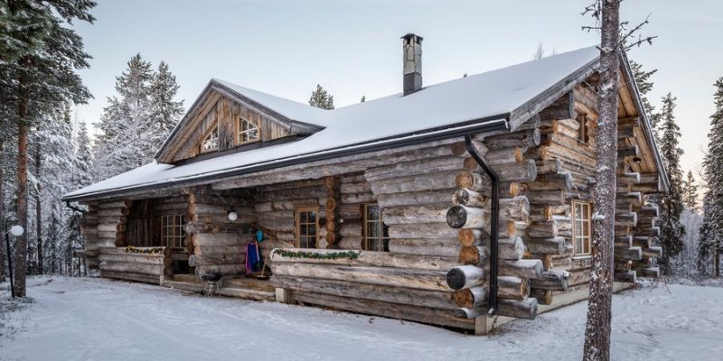 authentieke boomstammenchalet in Fins Lapland