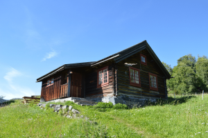 Noorse hytte te midden van de natuur