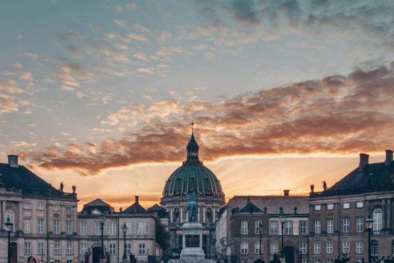 Kopenhagen Amalienburg bij zonsondergang met Nordic naar Denemarken