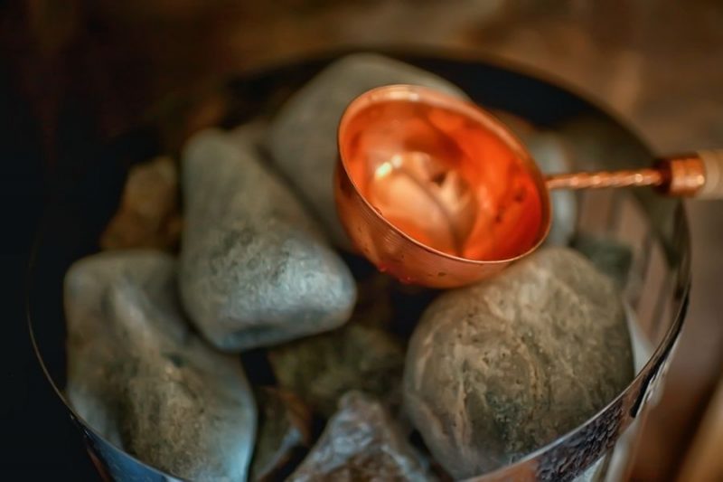 Koud water op hete stenen zorgt voor extra warmte in de sauna.