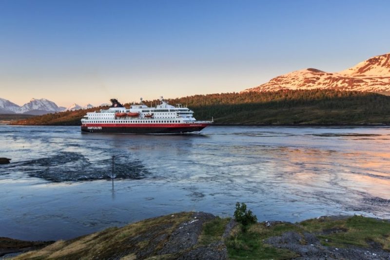 Op-Hurtigruten-zeereis-met-Nordic-boek-nu-je-cruise-met-mooie-kortingen-800x533