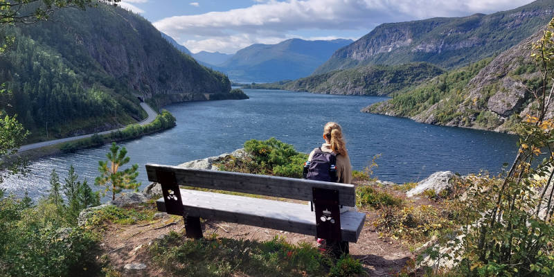 Uitzicht vanaf een bankje tijdens het wandelen in Noorwegen