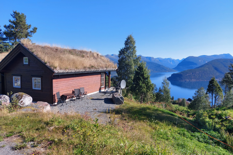 De buitenkant van het gezellige huisje aan de Nordfjord