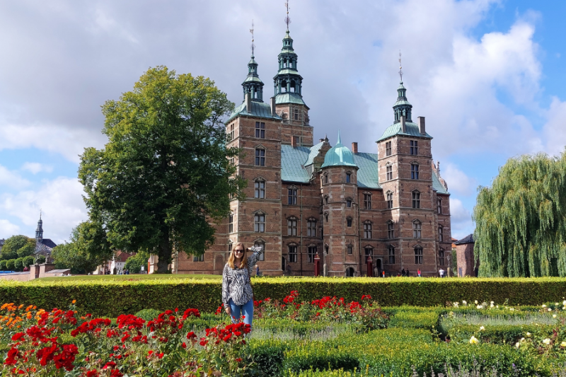 Groot kasteel met mooie tuin ervoor in Kopenhagen
