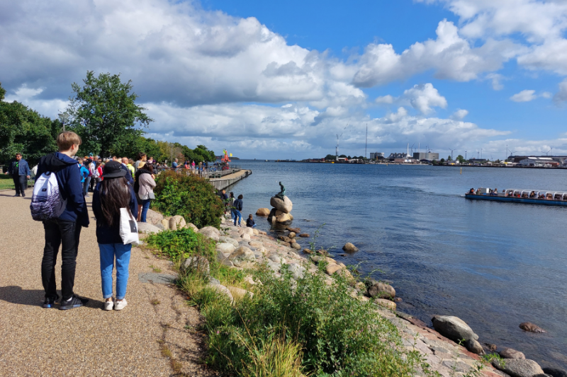 Het beroemde beeld van de kleine zeemeermin in Kopenhagen