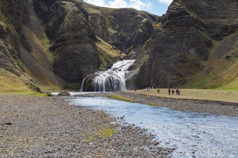 Bezoekers-bij-een-waterval-Naar-IJsland-met-Nordic-©Benny-Petak-17-800x533