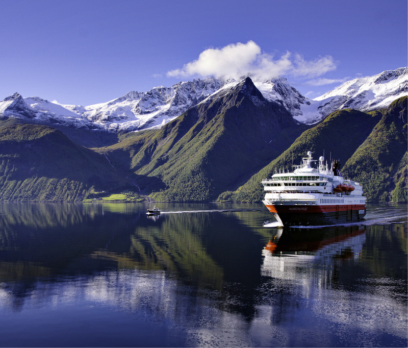 Hurtigruten schip in Noorwegen in de zomer