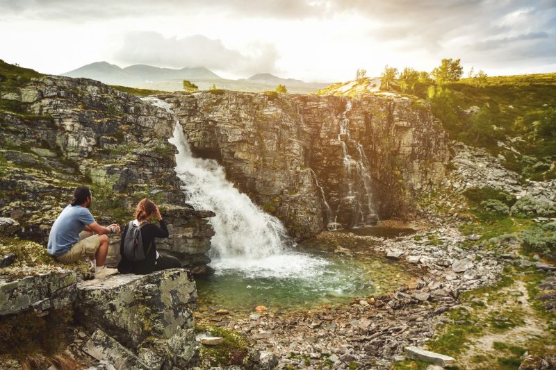 Noorwegen in de lente prachtige kleuren bij een waterval