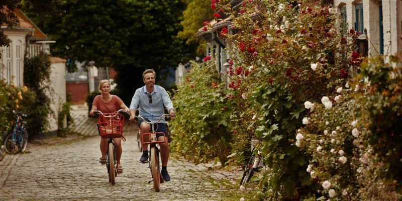 Fietsers rijden door een straat in Denemarken