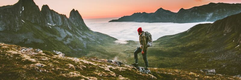 Een wandelaar midden in een indrukwekkend landschap in Scandinavië