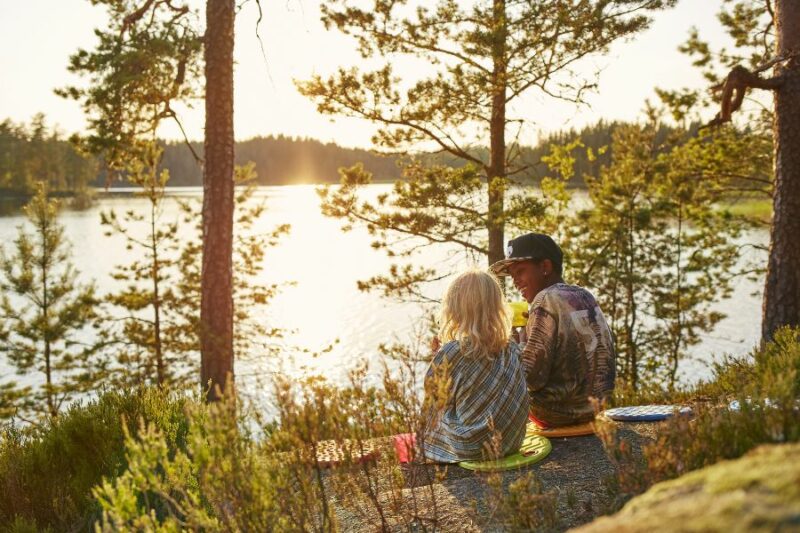 Kinderen genieten aan een Zweeds meer.