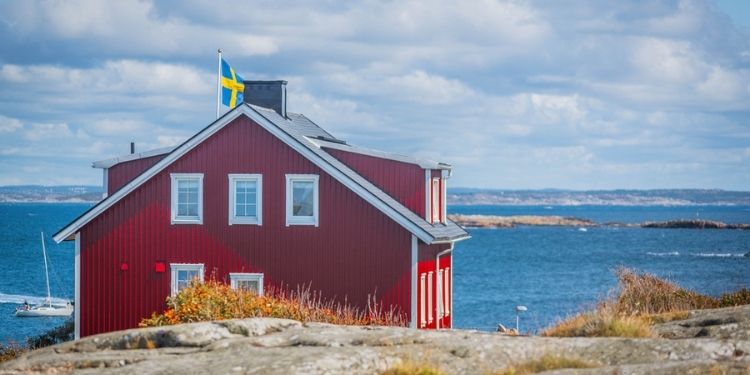 Nordic-huisje-Zweden-en-vlag