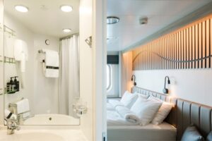 Badkamer en kamer van een kajuit aan boord van het schip MS Fram