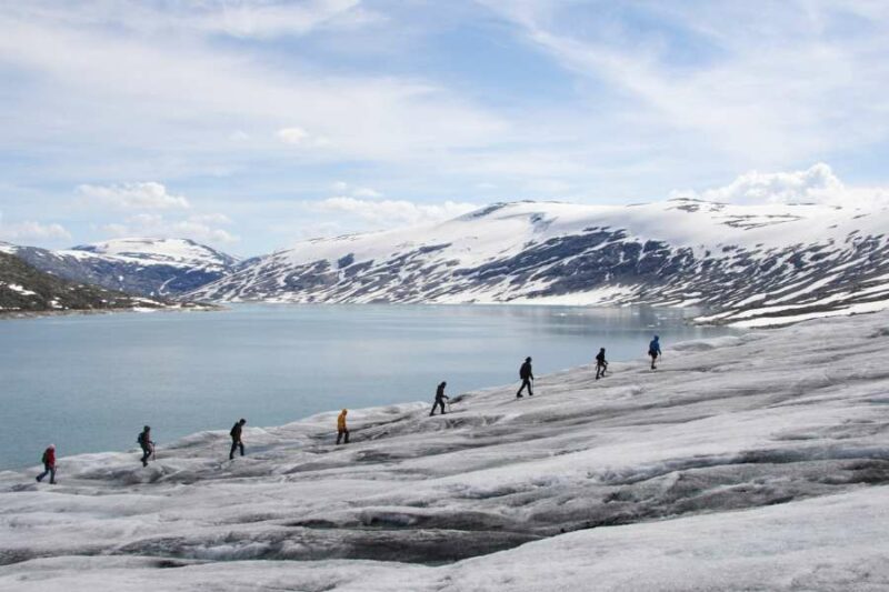 Een groep mensen maakt een gletsjerwandeling op de Jostedalsbreen in IJsland tijdens een groepsreis met Nordic.