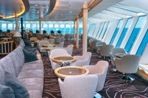 Explorer Lounge bar aan boord van het schip MS Fram