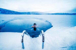 Ijszwemmen in een meer bij Valkea lodge met Nordic