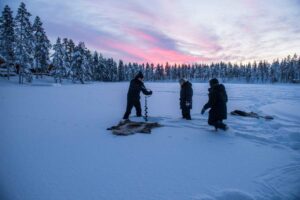 Samen ijsvissen op een bevroren meer in Lapland met Nordic.