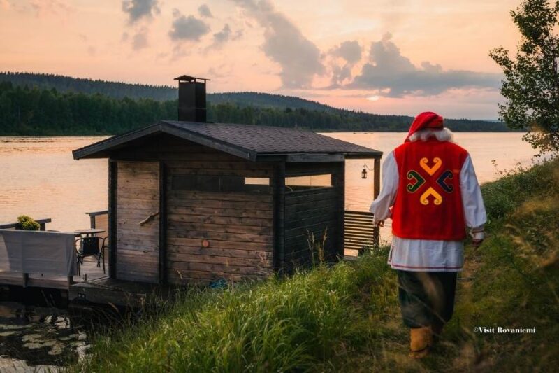 De kerstman in de zomer in Rovaniemi in Lapland