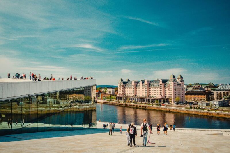 Het Operahouse in Oslo kun je beklimmen en het uitzicht over de stad is hiervandaan prachtig