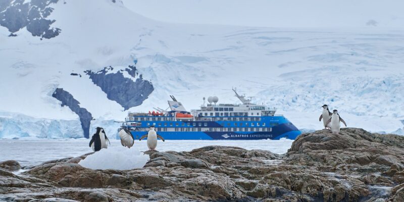 Het schip Ocean Albatros in Antarctica