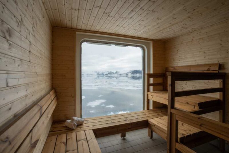 Panoramische sauna van het Ocean Albatros schip tijdens een zeereis met Nordic