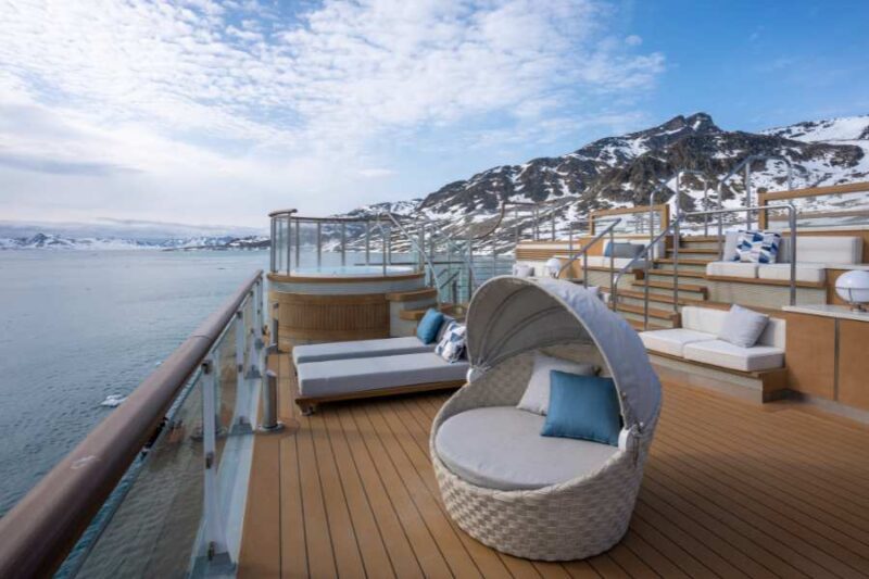 Zonnedek van het Ocean Albatros schip tijdens een zeereis met Nordic