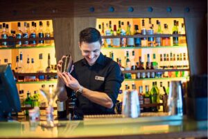Bartender aan boord van MS Trollfjord