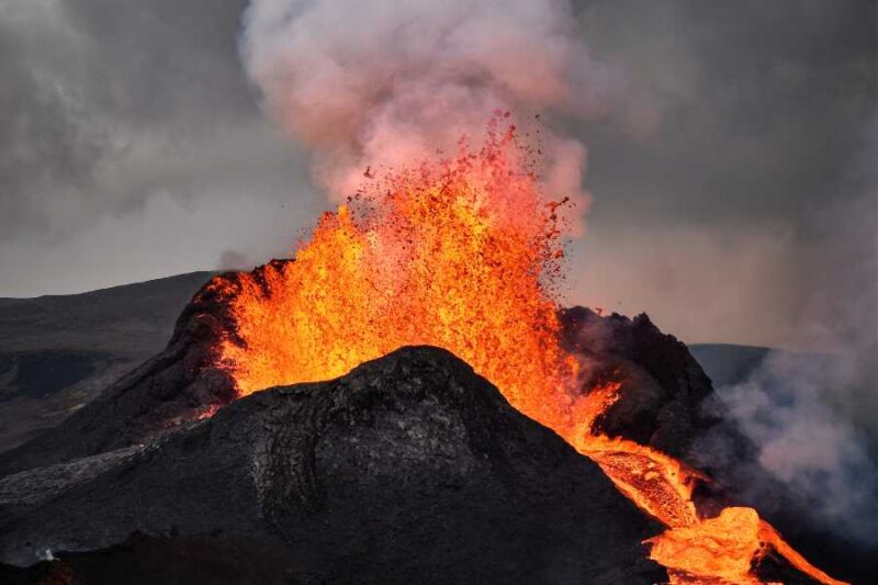 Uitbarsting van lava bij de Fagradalsfjall