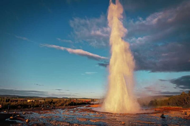 De geiser Geysir die meters hoog de lucht in spuit