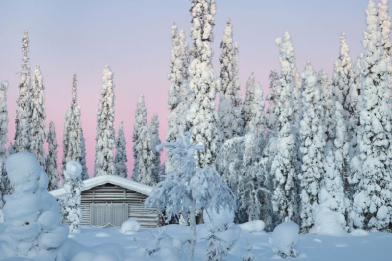 Een houten huisje in een wit sneeuwlandschap in Ruka-Kuusamo, Fins Lapland.