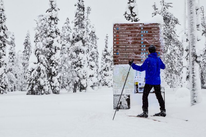 Een langlaufer bekijkt de bewegwijzering op de langlauf route.