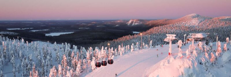 De gondel van het skigebied Ruka met een oneindig sneeuwlandschap op de achtergrond.