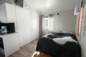 Tweepersoonskamer met keuken en telivisie in aava sky village in Finland met nordic