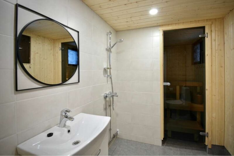 Badkamer met sauna in aava sky village in Fins Lapland met nordic