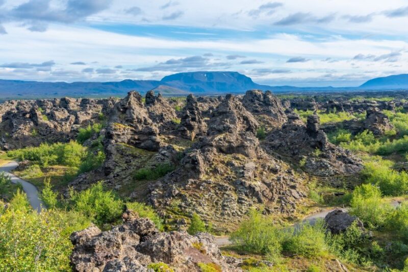 Dimmuborgir donkere lavaformaties in IJsland bij Mývatn