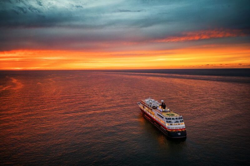 Zeereis met Hurtigruten onder de middernachtzon in Noorwegen met Nordic