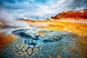 Borrelende modderpoelen in Mývatn in IJsland