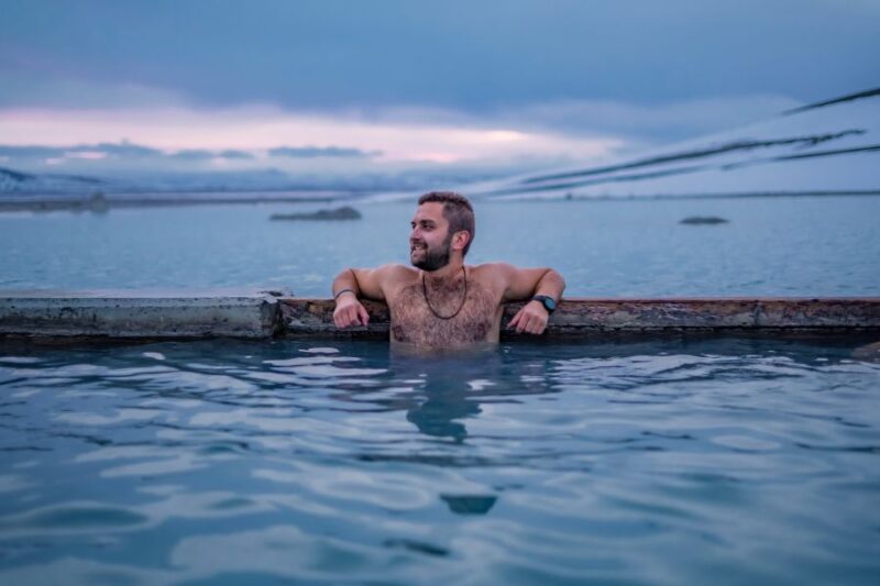 relaxerende man in de Mývatn warmwaterbronnen in IJsland
