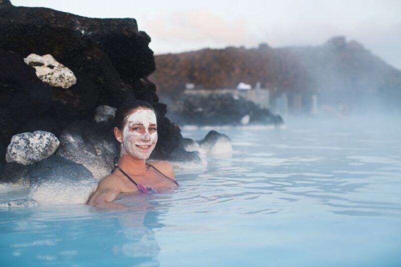 vrouw in blue lagoon met beroemde klei op gezicht