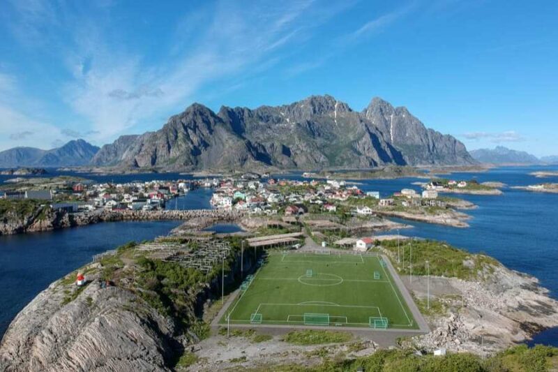 Het prachtige Henningsvaer vissersdorpje op de Lofoten in Noorwegen met het iconische voetbalveld