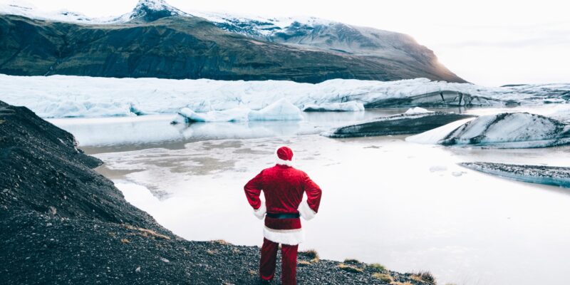 De kerstman in IJsland in pak met Nordic