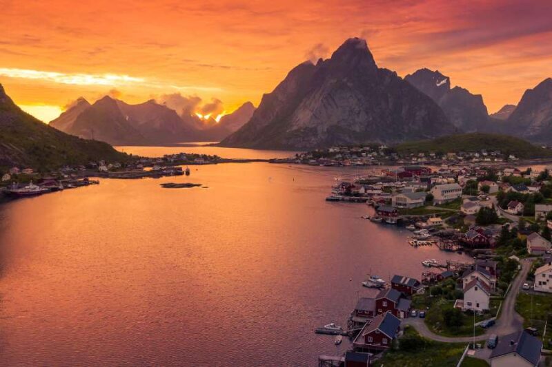 de middernachtzon in noord-noorwegen in de zomer met nordic