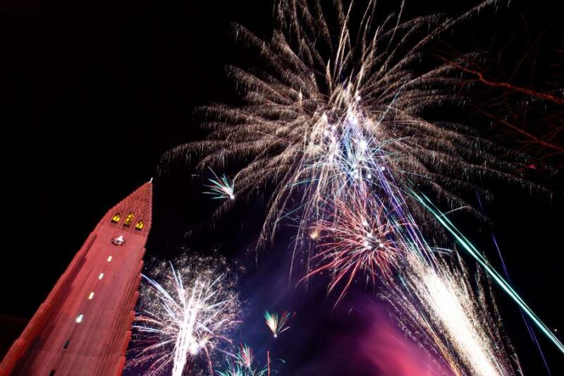 Vuurwerk in Reykjavik op nieuwjaar met de iconische Hallgrímskirkja
